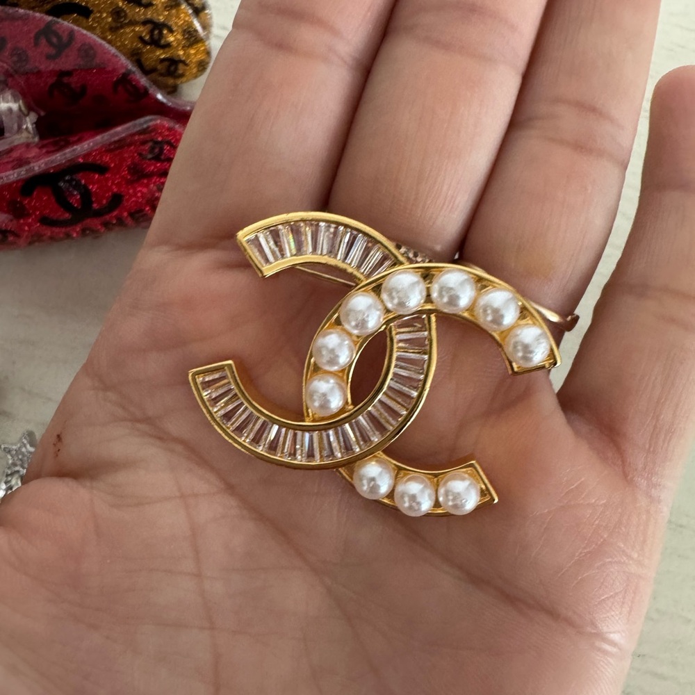 Brooch/ pin